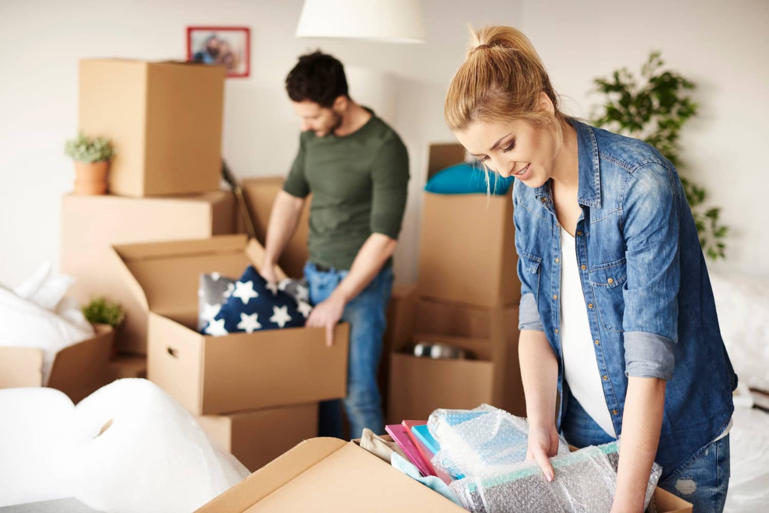 Pareja con cajas en nueva casa